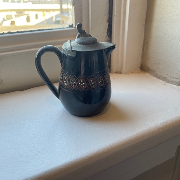 Antique Gibson & Sons Late Sevres Davenport Made in England Tin Lidded Creamer - Picture 1 of 9